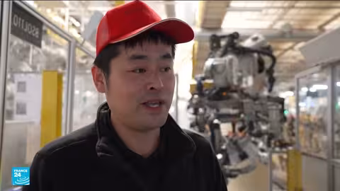 مصنع صيني للسيارات الكهربائية يعمل بالكامل بالروبوتات