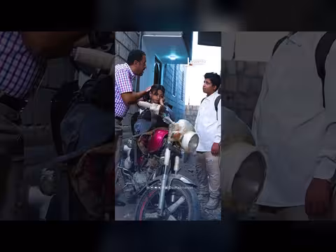 مشهد من مسلسل: معاناة عائلية ومحاولة إصلاح دراجة نارية