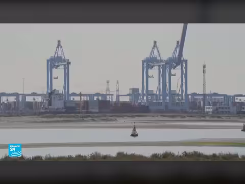 ترامب يهدد قصف محطات الطاقة الإيرانية إن لم تفتح هرمز خلال 48 ساعة