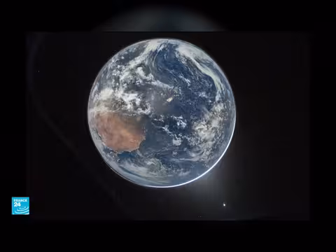 رواد الفضاء في مهمة أرتيميس 2 يصلون إلى منتصف الطريق بين الأرض والقمر