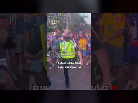ضابط شرطة يستعرض مهارات كرة القدم في بوسطن