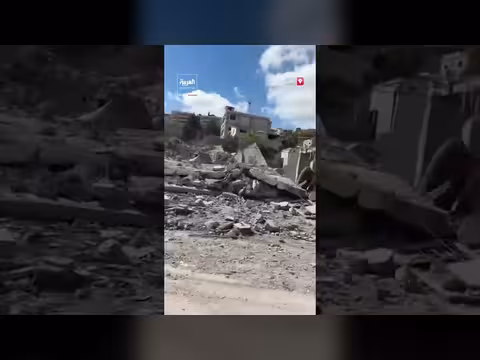 نازحون يوثقون الدمار في قراهم بجنوب لبنان