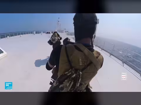 الحوثيون يهددون بإغلاق مضيق باب المندب تضامناً مع إيران