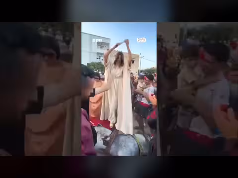 عروس تونسية تثير جدلا برقصها فوق حصان