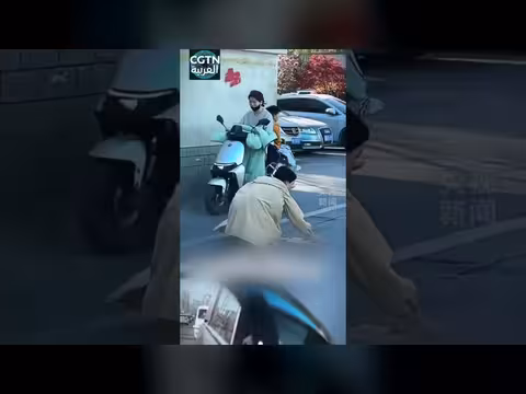 فتاة تملأ حفرة في شارع خنان بطوب