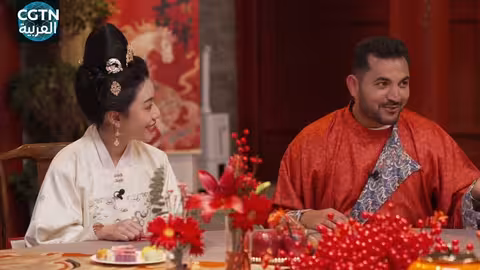 عمل فني صيني يجمع بين الخط العربي وشكل الحصان