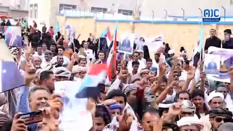 سقطرى تنتفض رفضًا لسياسات رشاد العليمي