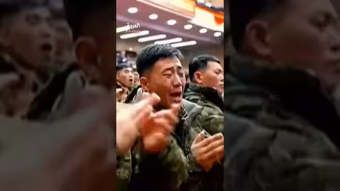كيم جونغ أون يبكي جنوده القتلى في روسيا خلال استقبال