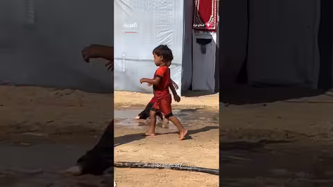 أطفال غزة يسبحون في مياه الصرف الصحي بسبب الحرارة.