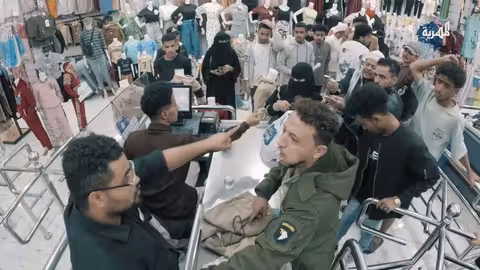 شجار بين أب وابنه في محل: ردود فعل متباينة!