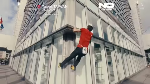 أليكس هونولد يتسلق ناطحة سحاب 101 طابقاً بلا معدات