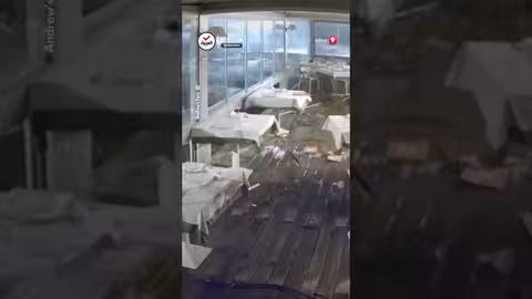 أمواج هائلة تغرق مطعمًا في صقلية خلال ثوانٍ