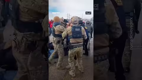 عنف عناصر الهجرة الأمريكية مع المتظاهرين