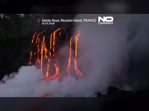 تدفق حمم بركان بيتون دو لا فورنيز إلى المحيط بعد 20 عاماً