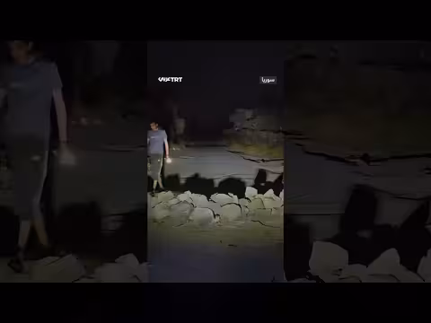 أهالي قرية سورية يواجهون قوات الاحتلال الإسرائيلي