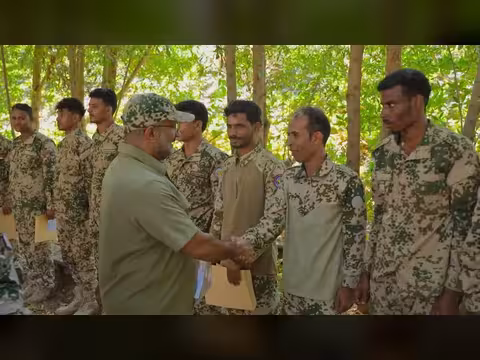 طارق صالح يكرم أبطال المقاومة البحرية