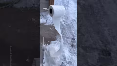 ورق مرحاض متجمد في ميشيغان