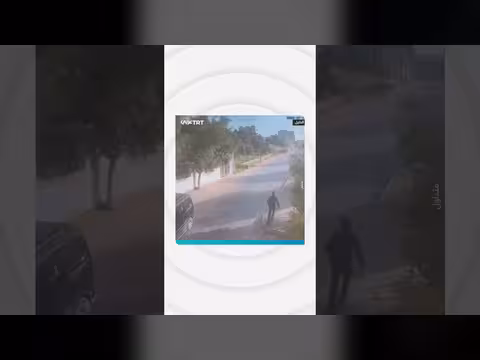 مستوطن يهدم طالبتين فلسطينيتين في الخليل