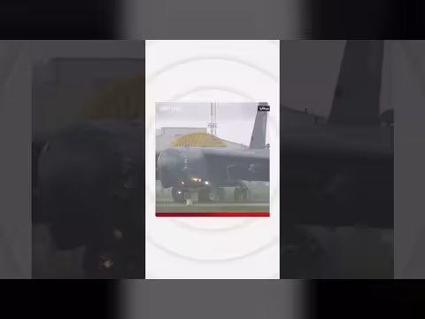 قاذفة B - 52 الأمريكية تهبط في بريطانيا