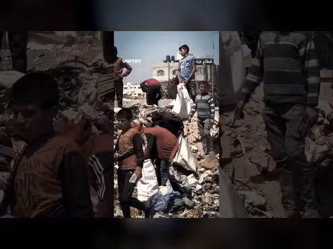 أطفال فلسطينيون ينبشون النفايات في غزة