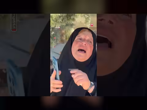 سيدة فلسطينية تبكي فوق ركام منزلها بعد هدمه