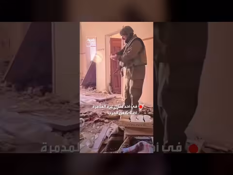 جندي إسرائيلي يكسر أدوات منزلية في غزة