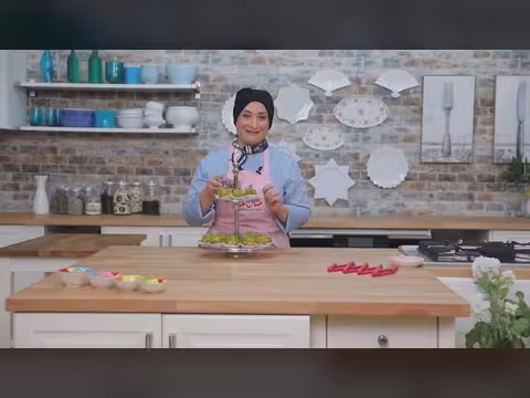 ميني كيك بالفستق وكنافة بالتمر وتارت التفاح - الشرق ديسكفري