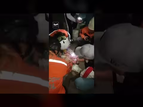 فرق الإنقاذ تنقذ رضيعًا من تحت أنقاض الزلزال في فنزويلا