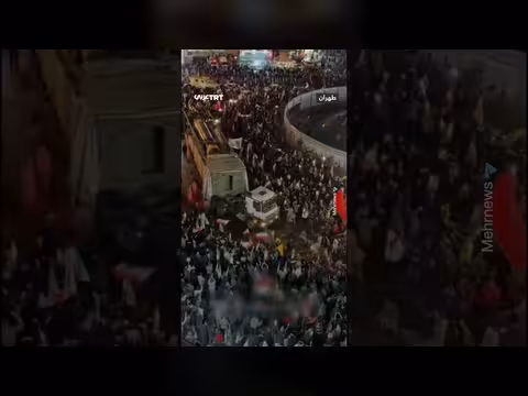 الحرس الثوري الإيراني يستعرض صاروخاً باليستياً في طهران