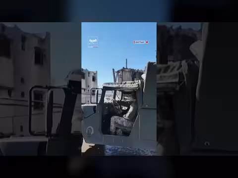 جرافات تزيل أنقاض قصف إسرائيلي بقرية عرب الجل بصيدا