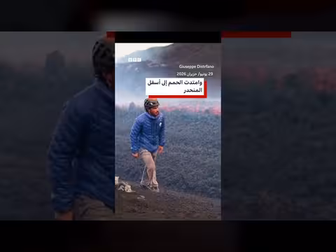تدفق الحمم البركانية من جبل إتنا في إيطاليا