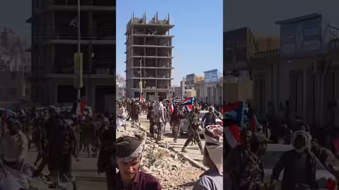 حشود جماهيرية في شبوة تتوجه إلى فعالية يوم الشهيد الجنوبي