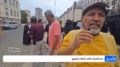 معلمو عدن يحتجون للمطالبة بالحقوق ويهددون بالتصعيد