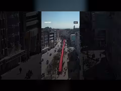 طلاب يحملون علم تركي عملاقاً