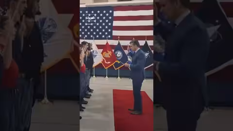 وزير الدفاع الأمريكي يؤدي قسم التجنيد لـ 24 مجندًا جديدًا