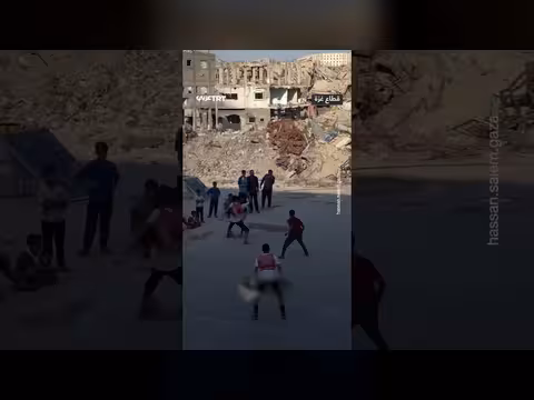 ساحة بين الأنقاض تتحول لملعب كرة قدم