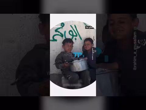 فرح طفل بوجبة تحتوي على لحم في غزة