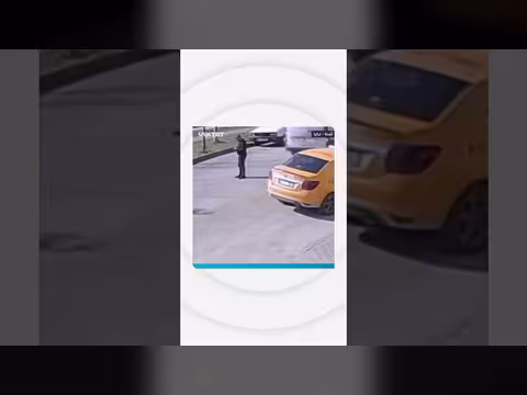 تركيا: كاميرا مراقبة توثق اصطدام سيارة بشخص منشغل بالهاتف