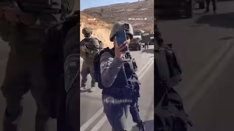 مستوطنون يمنعون فلسطينيين من قطف الزيتون في الضفة الغربية