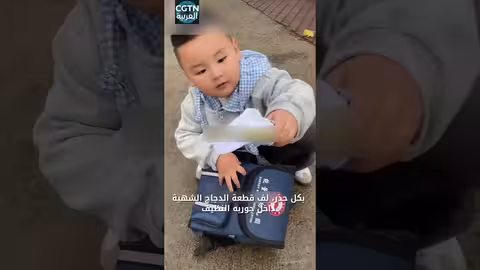 طفل يحمل هدية لوالديه داخل جوربه