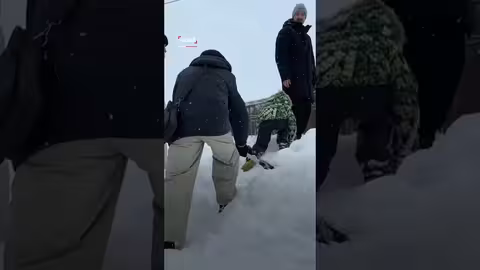 عاصفة ثلجية تطمر السيارات في كامتشاتكا