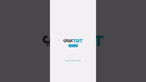 فلسطين: جد يحمي حفيدته من البرد بإخفائها في ملابسه