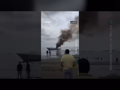 حريق هائل يدمر 35 قارباً للصيد في الإكوادور