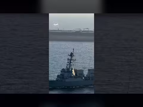 المدمرة رافائيل بيرالتا تفرض حصارًا بحريًا على ناقلة النفط