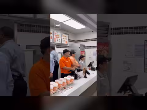 ترمب يشتري وجبات برجر لزبائن مطعم في تكساس