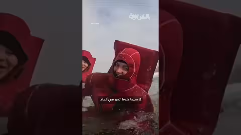 روسيا: ممارسة 'الطفو الجليدي' في موسكو وسط طقس متجمد