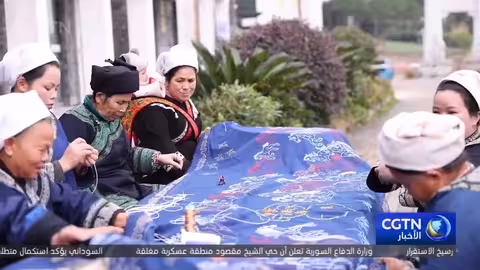 سيدات شوي تطريز ذيل الحصان للاحتفال بالعام الجديد