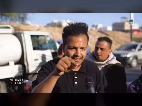 “استقوى على عامل بسيط”: تعامل قاسٍ مع عامل نظافة يثير غضبًا