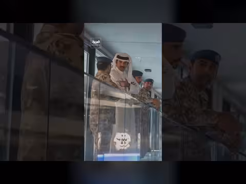 أمير قطر يزور مركز العمليات الجوية ويشدد على الجاهزية والتنسيق