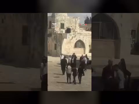 مستوطنون يقتحمون الأقصى بحماية الشرطة الإسرائيلية